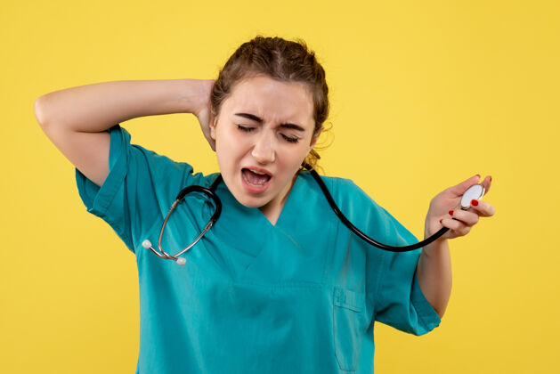 医学前视图：女医生穿着医用衬衫 彩色情感病毒covid-19制服女颜色女