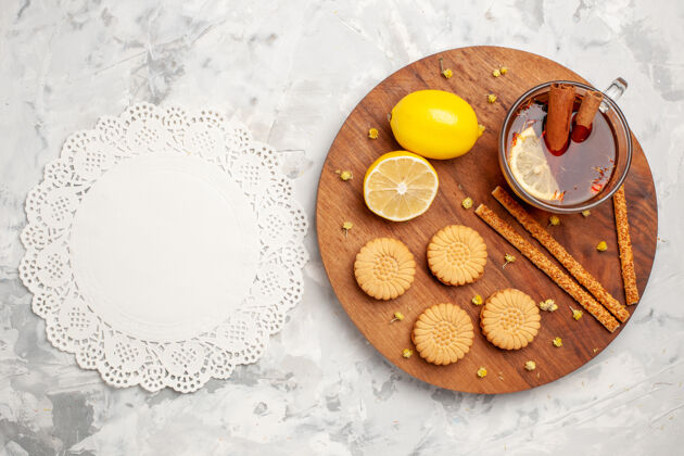 装饰品顶视图一杯茶 在浅白色的空间里放着饼干和柠檬季节饼干鸡蛋