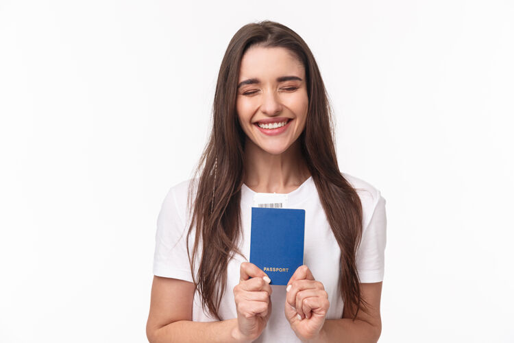 旅行带护照的年轻女子画像情感年轻欢乐