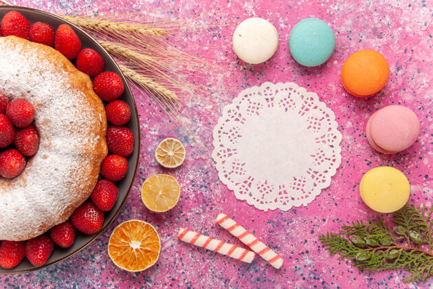 丰富多彩顶视图糖粉派草莓蛋糕与法国马卡龙粉红传统新鲜烹饪