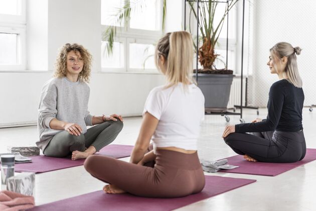 生活方式瑜珈课上的女人全拍活动运动女性