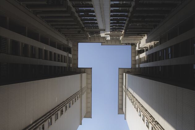 阳台中国的天空和公寓城市设备台阶