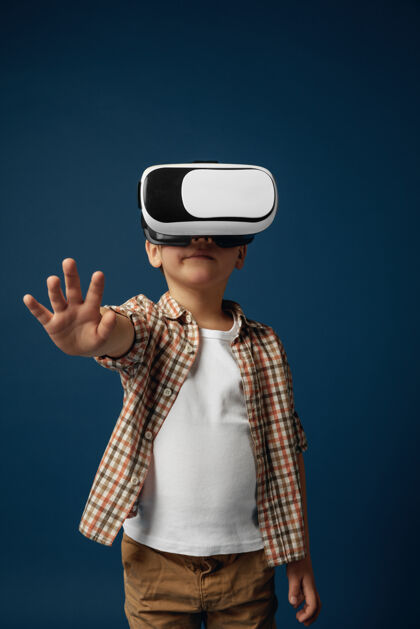 儿童戴着虚拟现实耳机眼镜的小女孩年轻视频游戏设备