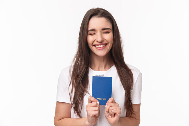 旅行带护照的年轻女子画像情感年轻欢乐