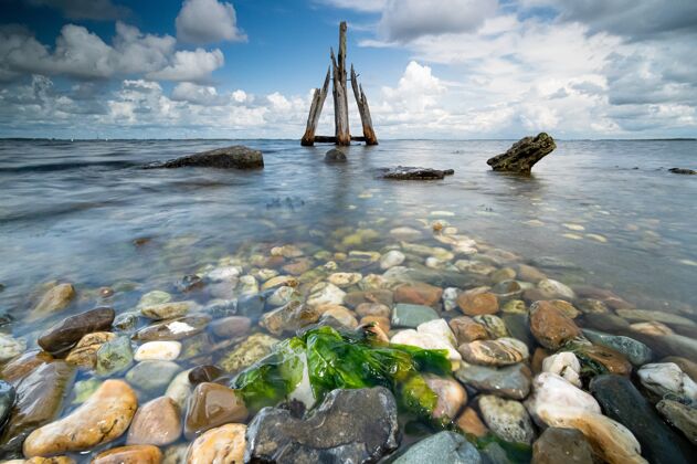 岩石高角度特写拍摄的石头在海边与平静的大海为背景海岸线海洋自然