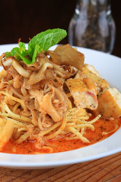 胡椒一碗白汤 里面有一些意大利面和面包片 上面装饰着绿色蛋白质食物午餐