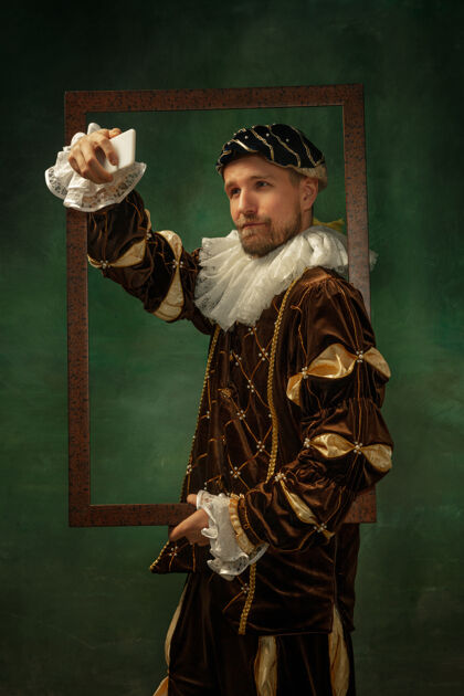 复古中世纪年轻人的肖像 穿着复古的衣服 黑墙上有木框情感古董皇家