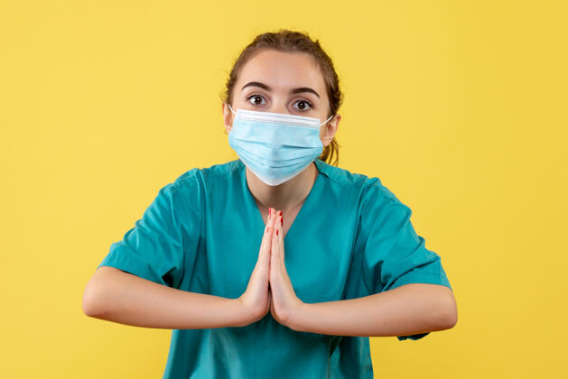 大流行前视图：女医生穿着医用衬衫和面罩 大流行性健康病毒covid-19彩色制服制服成人人物