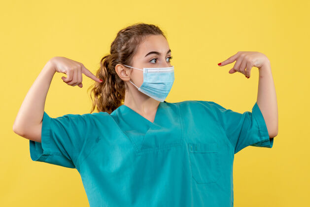 流行病前视图穿着医用衬衫和面罩的女医生 病毒大流行 covid-19制服冠状病毒肖像制服微笑