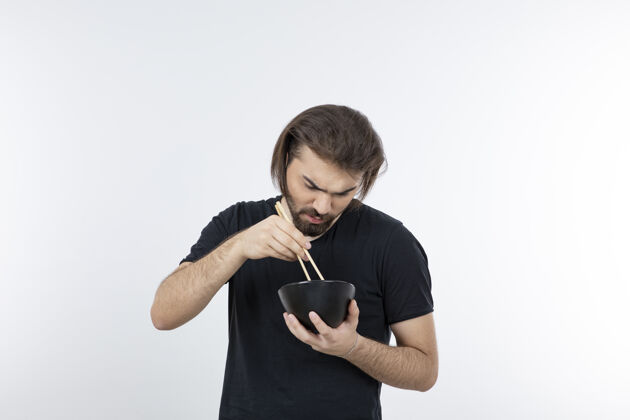 模型一个留胡子的男人拿着筷子在白色的墙上拿着碗人人碗