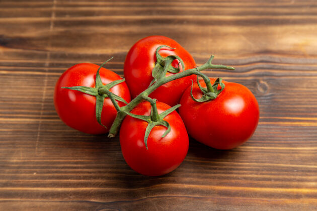 素食正面图红色西红柿成熟蔬菜棕色木制书桌红色成熟新鲜饮食沙拉饮食蔬菜新鲜
