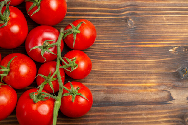 食物顶部近距离观看红色西红柿成熟蔬菜棕色木制书桌红色沙拉成熟新鲜饮食桌子健康西红柿