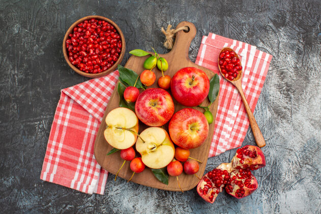 西瓜俯瞰石榴石榴籽勺苹果板樱桃桌布上种子可食用水果胡椒