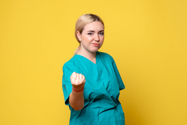 脸黄墙上年轻女医生穿着医用衬衫的正面图医学人人