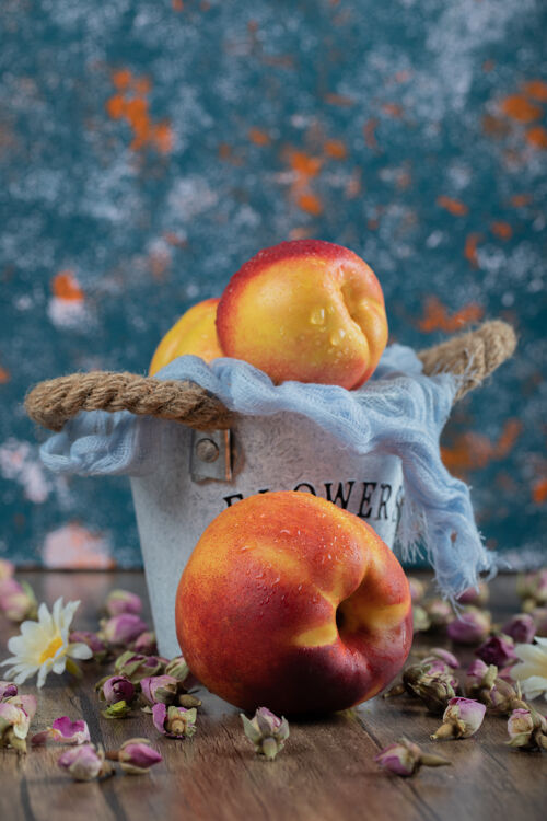 产品红色的桃子被隔离在蓝色的厨房毛巾上水果艺术美味