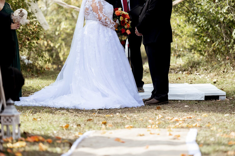 情侣新娘和新郎在结婚那天站在对方面前站立女性订婚