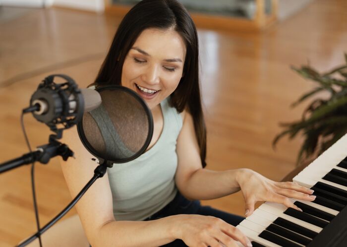 激情有创意的人在室内练习一首歌爱好声音媒体