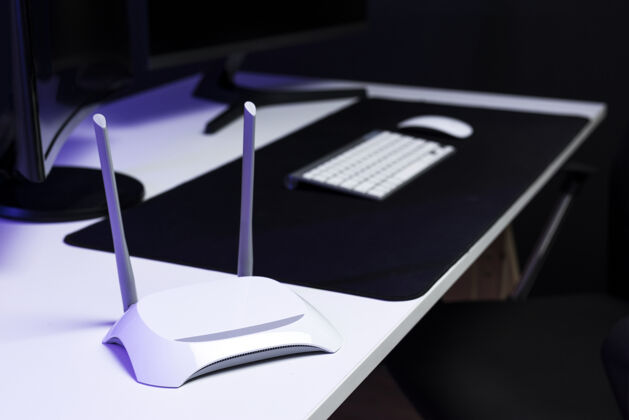 电脑桌上的Wifi路由器智能连接数码设备智能连接