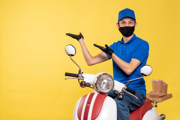 高尔夫球手正面图身穿蓝色制服 戴着黄色自行车面罩的男性快递员柯维德-大流行性服务工作递送工作病毒前面男信使视图