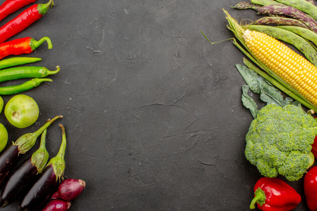 果仁顶视图新鲜蔬菜组成的灰色背景谷物胡椒成熟
