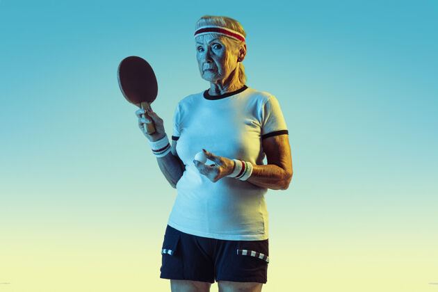 发球高级女子乒乓球运动服在梯度背景下训练 霓虹灯休闲养老金老年人