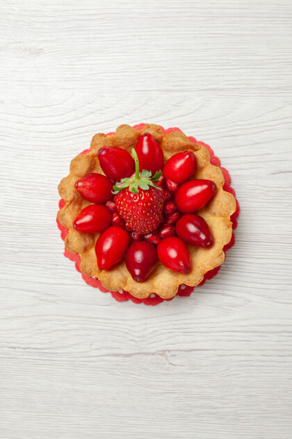 浆果白色桌面上有美味的水果蛋糕草莓新鲜成熟
