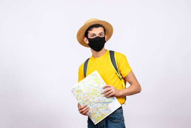 正面正面图帅哥带着面具和黄色t恤拿着地图帅气手持男性