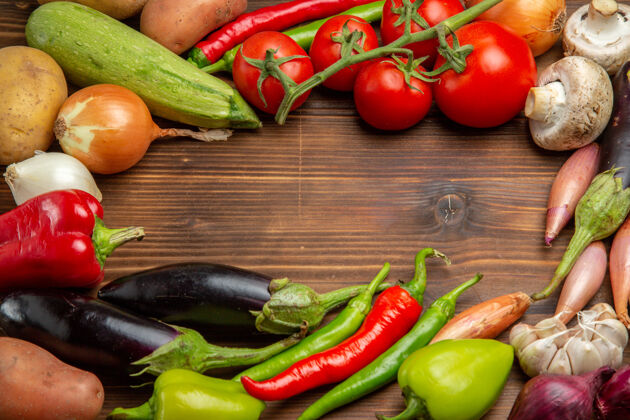 素食顶视图新鲜蔬菜组成的木制书桌新鲜茄子胡椒