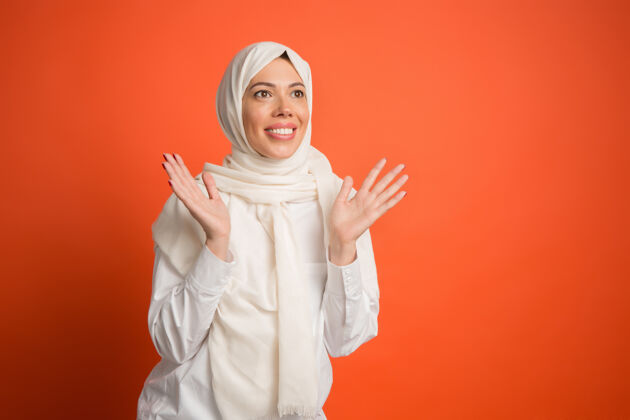 肖像戴着头巾的快乐阿拉伯女人微笑女孩的肖像 在工作室背景中摆姿势表情女性微笑