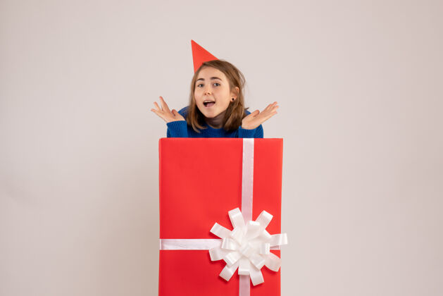 礼物正面图红色礼品盒内的年轻女性情感红色颜色