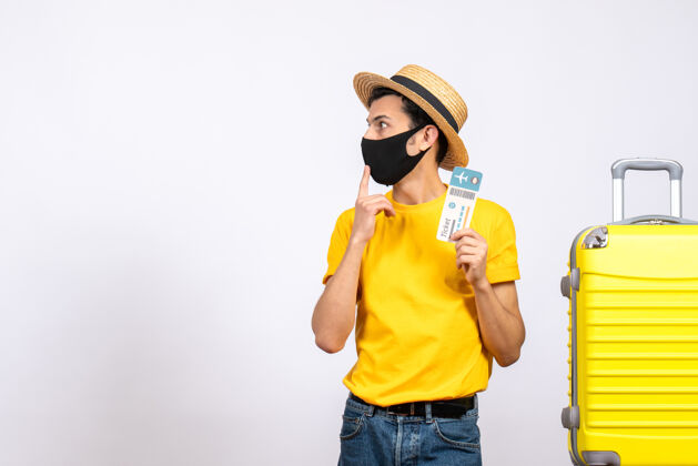 人正面图有兴趣的年轻人戴着草帽站在黄色手提箱旁拿着旅行票护目镜正面稻草