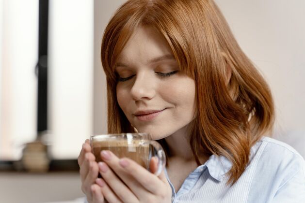 女人画像女人在家喝咖啡女人休闲年轻