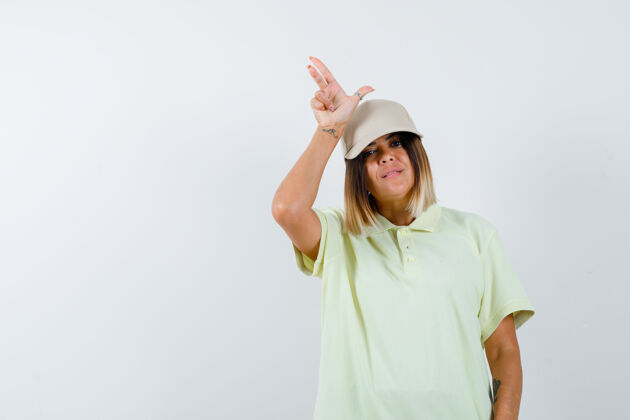 皮肤一位年轻女士穿着t恤 戴着帽子 展示着失败者的姿态 看上去很渴望 正前方的景色人水疗失败者