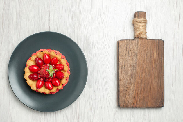 浆果顶视图美味的蛋糕与新鲜水果在盘子里浅白的桌子上健康桌子美味