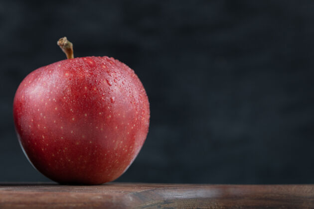 食物木盘上只有一个红苹果异国情调美味四季