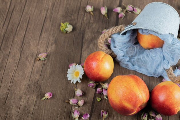 食物红色的桃子被隔离在蓝色的厨房毛巾上健康艺术素食