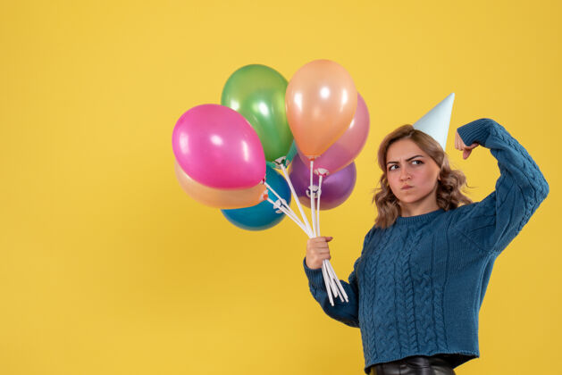 庆祝正面图：带着彩色气球的年轻女性生日飞机五颜六色