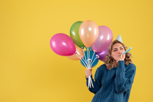 一年正面图：带着彩色气球的年轻女性气球五颜六色聚会