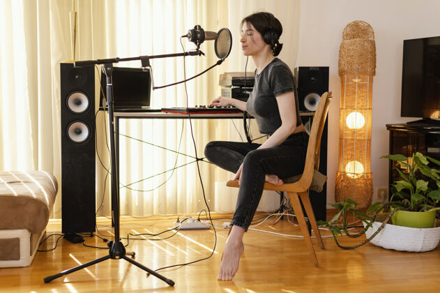 实践有创意的女人在家练习音乐爱好音乐家音乐制作