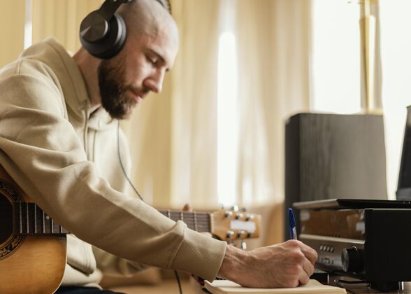 音乐制作有创意的人在家里练习一首歌音频媒体专业