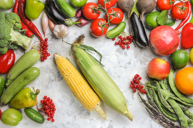 沙拉白色背景上的新鲜蔬菜 水果和玉米新鲜蔬菜黄瓜