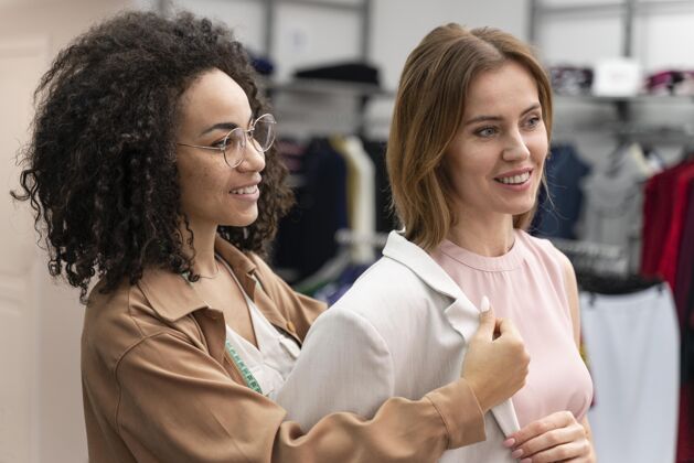 购物者女性个人购物者帮助顾客衣服工作时尚