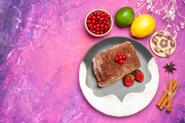 健康顶视图美味饼干卷与水果粉红色背景盘子草莓茶