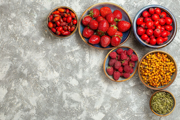 健康顶视图新鲜草莓与红色浆果的白色背景背景浆果饮食