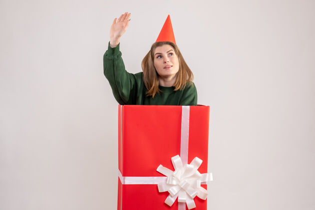 礼物正面图红色礼品盒内的年轻女性惊喜购物年轻女性