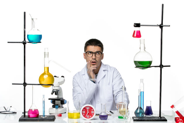 科学正面图身着白色医疗服的男性化学家坐在白色背景上思考病毒疾病科学实验室实验室病毒人