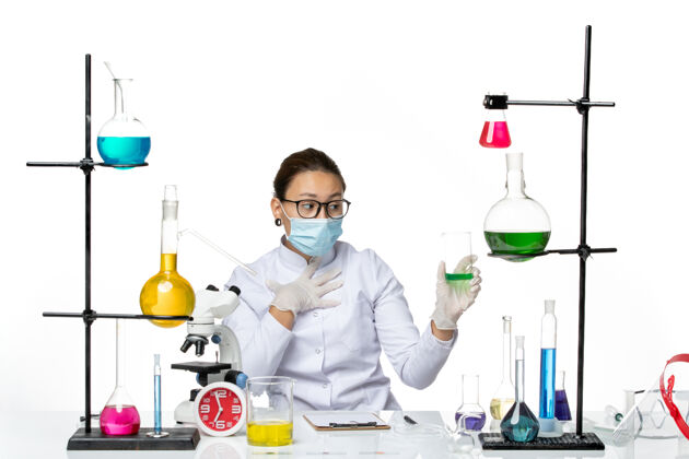 套装前视图穿着医疗服的女化学家 白色背景上有面罩保持溶液飞溅实验室病毒化学covid-实验室科学面罩