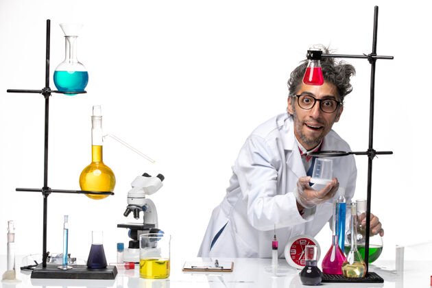 化学前视图身着医疗服的男科学家正在用不同的溶液处理白色背景的化学冠状病毒实验室病毒西装医院观点