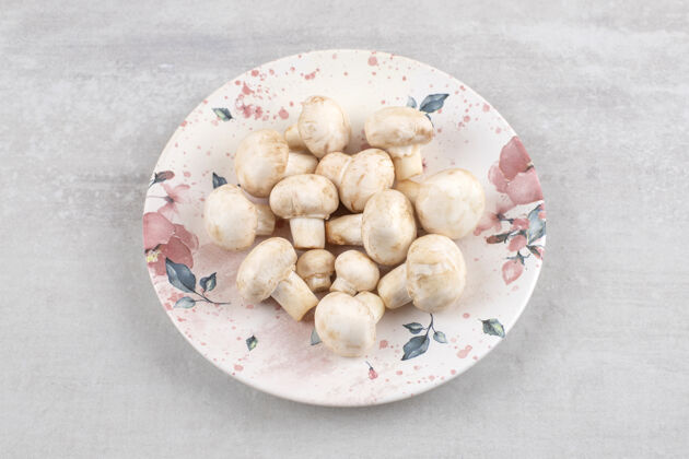 木耳成熟的蘑菇放在盘子里 放在大理石桌上健康有机生的