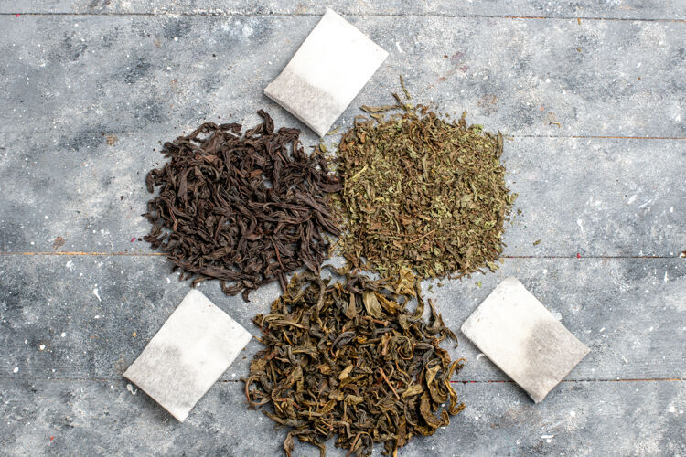 花在灰色的桌子上俯瞰不同的新鲜茶干口味孜然草药不同